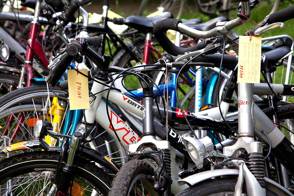 Fahrräder mit Versteigerungsnummern am Lenkrad